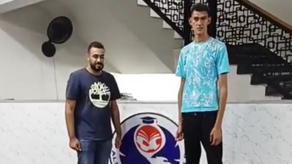 الشاب عرفه أطول شاب في المنيا 