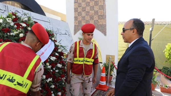 وضع اكليل من الزهور علي النصب التذكاري