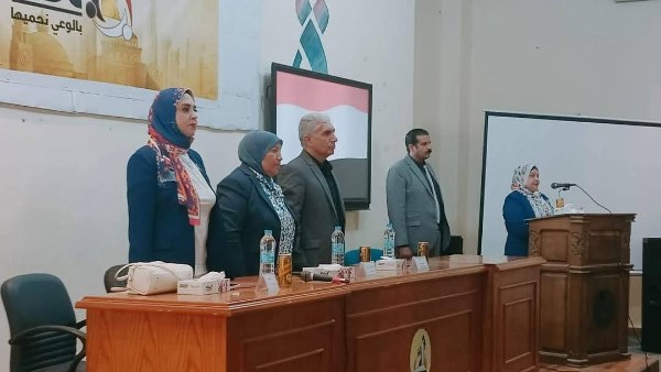 السكرتير العام خلال الاجتماع 