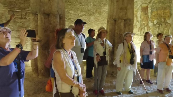أفواج سياحية متعددة الجنسيات تزور المناطق الأثرية بالمنيا