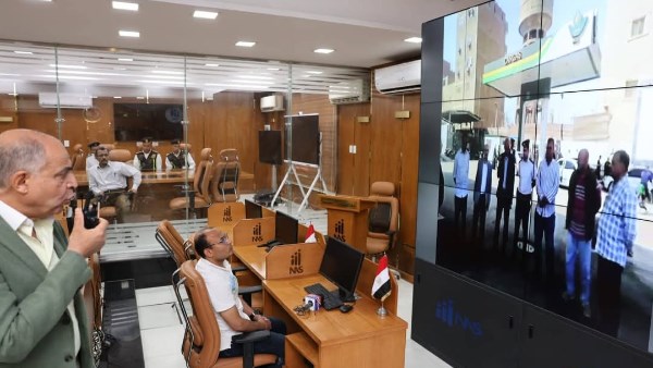 محافظ المنيا يتابع انتظام العمل بمحطات الوقود ومواقف الركاب