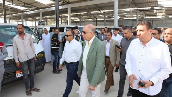 محافظ المنيا يتابع تطبيق التعريفة الجديدة للمواصلات ووسائل النقل