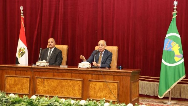 محافظ المنيا خلال الاجتماع 