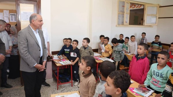 محافظ المنيا يتفقد انتظام العملية التعليمية بمدرسة بني خلف
