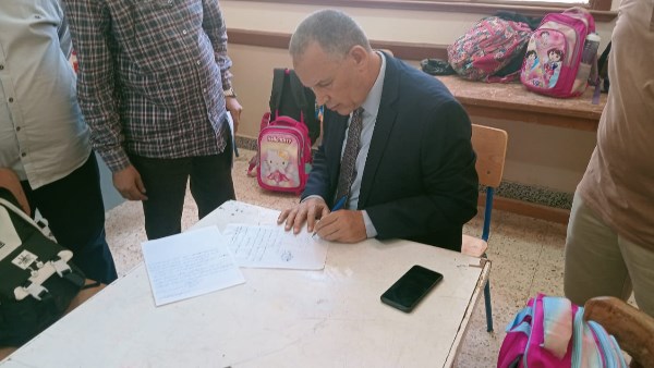 خلال جولته بمركز صدفا.. مدير تعليم أسيوط يجازى معلما وإحالة مدير ووكيل مدرسة للشؤون القانونية