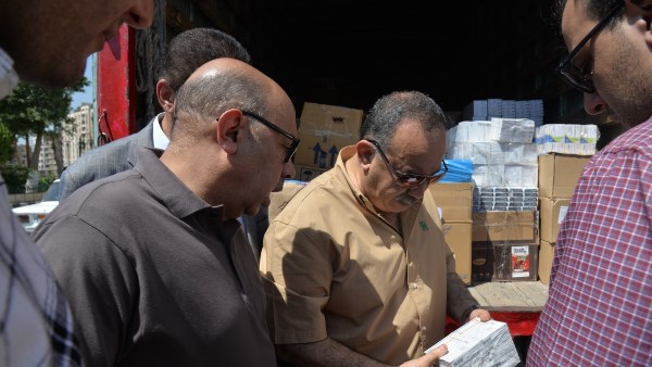 محافظ أسيوط يستقبل شحنة أدوية و10 كراسي كهربائية متحركة