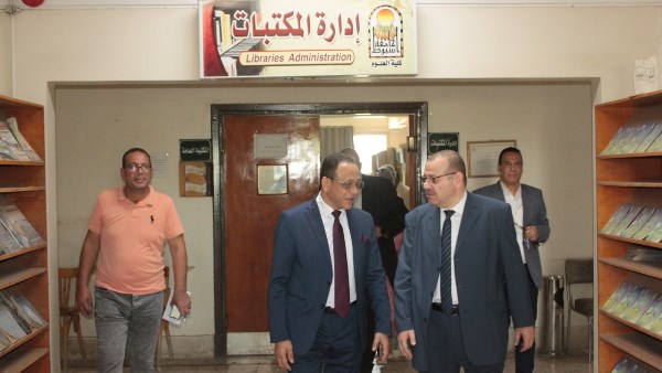 نائب رئيس جامعة أسيوط يتفقد سير العمل بقطاع المكتبات الجامعية