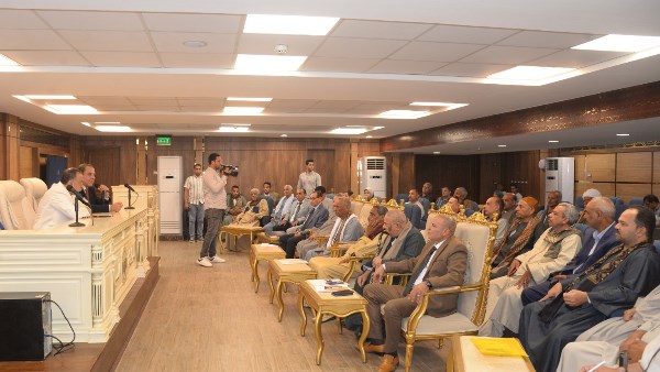 محافظ أسيوط يلتقي المزارعين والشركة المصرية للتنمية الزراعية لبحث تطوير القطاع الزراعي وإقامة معرض للمعدات والآلات الحديثة
