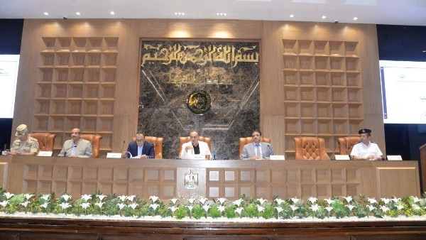 محافظ أسيوط يطلق مبادرة "تكتلات الأقمشة والمنسوجات" 