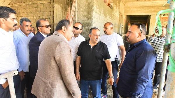 محافظ أسيوط ورئيس هيئة تنمية الصعيد يتفقدان مشروعات الصناعات الغذائية والسوق الحضري بالكوم الأحمر