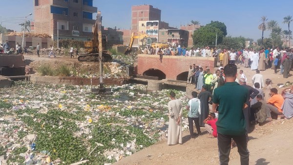 أثناء عملية البحث عن الضحايا بترعة حواس 