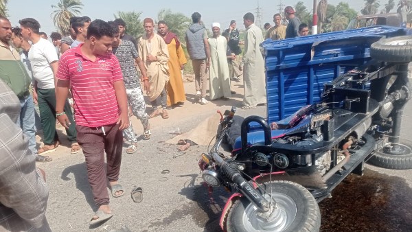 مصرع شخص وإصابة آخر في تصادم سيارة ميكروباص و تروسيكل بأسيوط 