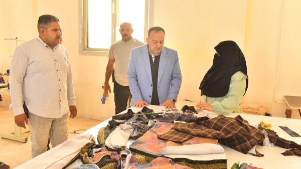 محافظ أسيوط يتابع إنتاج مشغل الخياطة بالمجمع الحرفي بالشامية