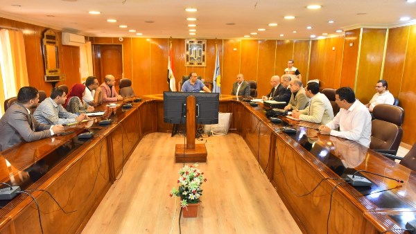 محافظ أسيوط يبحث تفعيل دور الجمعيات التعاونية الاستهلاكية لتوفير السلع الأساسية بأسعار مناسبة