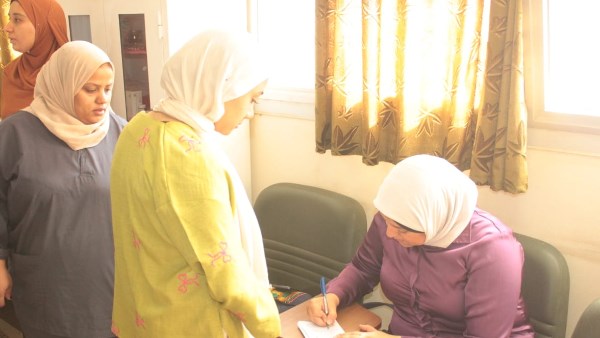كلية التمريض بجامعة أسيوط تنظم حملة تطعيم ضد فيروس الكبد الوبائي "B" لطلابها