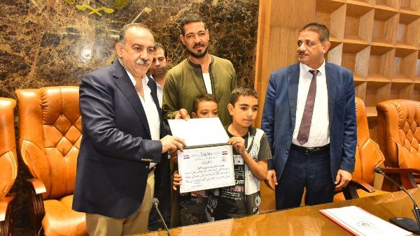 محافظ أسيوط يكرم مواطناً أنقذ أطفال "تروسيكل منقباد" من الغرق