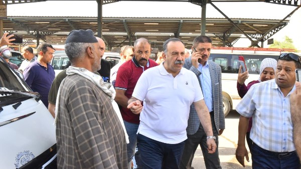 محافظ أسيوط يتفقد مواقف السرفيس ومحطات الوقود لمتابعة الالتزام بالتعريفة الجديدة