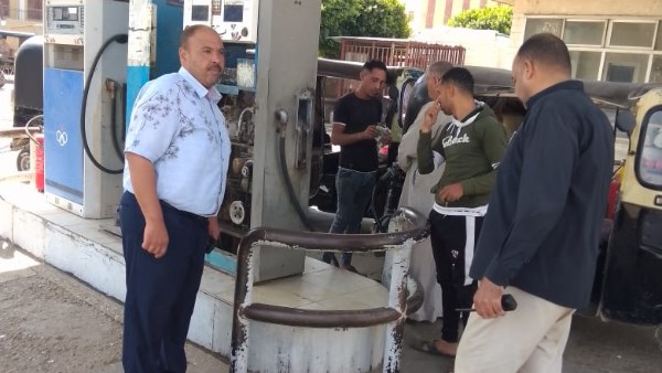 محافظ أسيوط يوجه بتكثيف حملات الرقابة على المواقف ومحطات الوقود والأسواق