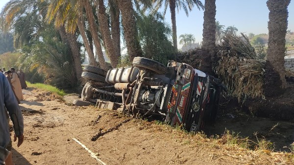 مصرع سائق في انقلاب قلاب طوب بأسيوط