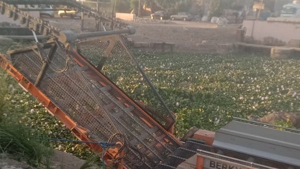 بعد توقف سنوات .. تشغيل المعدة المائية الألمانية لتطهير المجاري المائية وتحويل ورد النيل إلى أعلاف بأسيوط