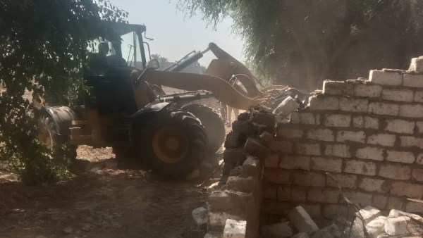 محافظ أسيوط: إزالة 44 حالة تعد واسترداد أكثر من 125 فدانًا