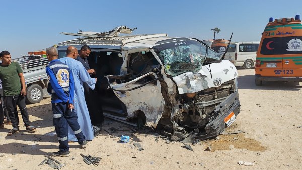 إصابة 11 شخصًا في تصادم ربع نقل وميكروباص بطريق أسيوط/ منفلوط الزراعي