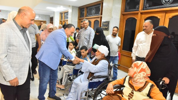 محافظ أسيوط يسلم كراسي كهربائية وماكينات خياطة لذوي الهمم والسيدات المعيلات محافظ أسيوط يسلم كراسي كهربائية وماكينات خياطة لذوي الهمم والسيدات المعيلات
