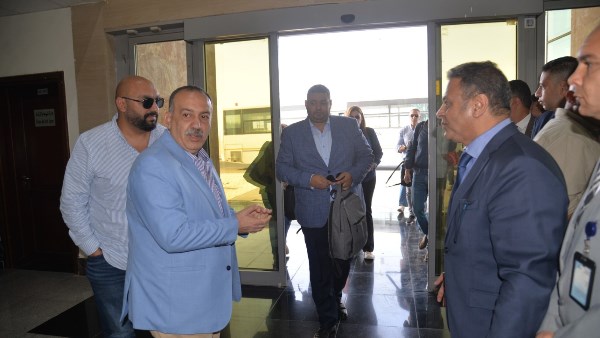 محافظ أسيوط يستقبل أول رحلة الجوية قادمةمن  القاهرة محافظ أسيوط يستقبل أول رحلة الجوية قادمةمن  القاهرة