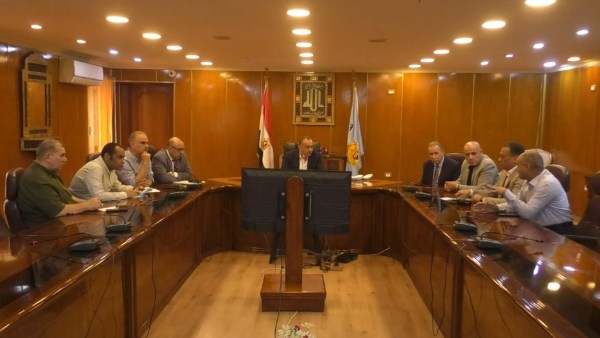 محافظ أسيوط يلتقي أهالي قرية صليبة العدر ويوجه بسرعة تلبية مطالبهم وتقديم الدعم الكامل محافظ أسيوط يلتقي أهالي قرية صليبة العدر ويوجه بسرعة تلبية مطالبهم وتقديم الدعم الكامل