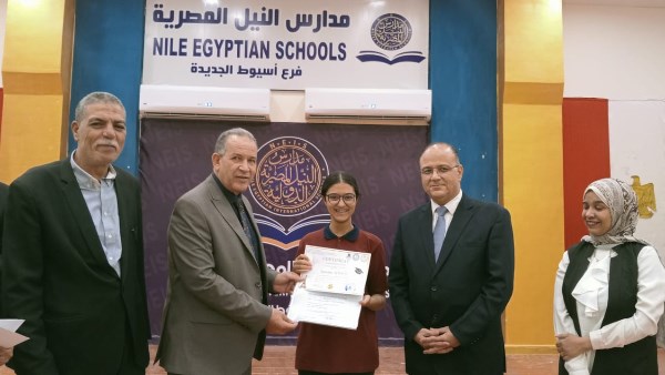 خلال زيارته لمدرسة  النيل المصرية .. مدير تعليم أسيوط يكرم الطلاب الحاصلين على شهادة "DELF-A1 " الدولية فى اللغة الفرنسية خلال زيارته لمدرسة  النيل المصرية .. مدير تعليم أسيوط يكرم الطلاب الحاصلين على شهادة "DELF-A1 " الدولية فى اللغة الفرنسية