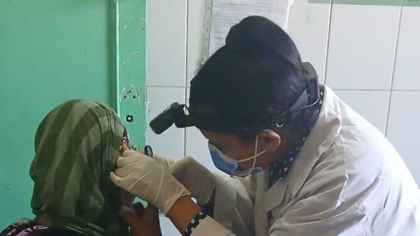 الكشف على 1479 مواطنًا خلال قافلة طبية مجانية بأسيوط الكشف على 1479 مواطنًا خلال قافلة طبية مجانية بأسيوط