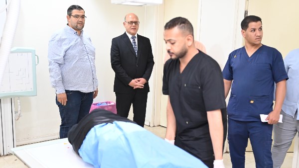 رئيس جامعة سوهاج يتفقد طلابه المصابين في حادث «جهينة – الكوامل»
