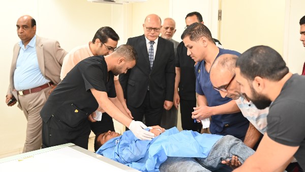 رئيس جامعة سوهاج يطمئن على المصابين