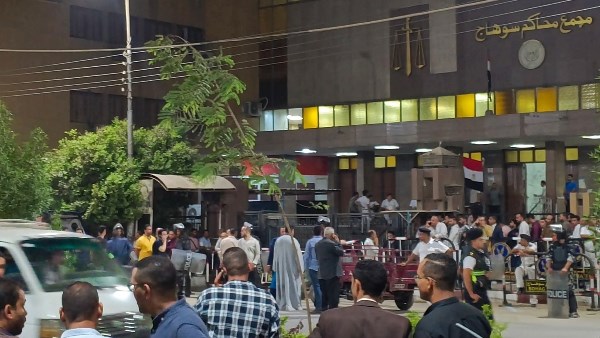 التواجد أمام مجمع محاكم سوهاج