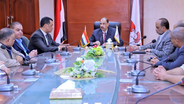 محافظ سوهاج يعقد اجتماعًا لبحث آليات توفير الزي المدرسي بأسعار مخفضة وجودة عالية