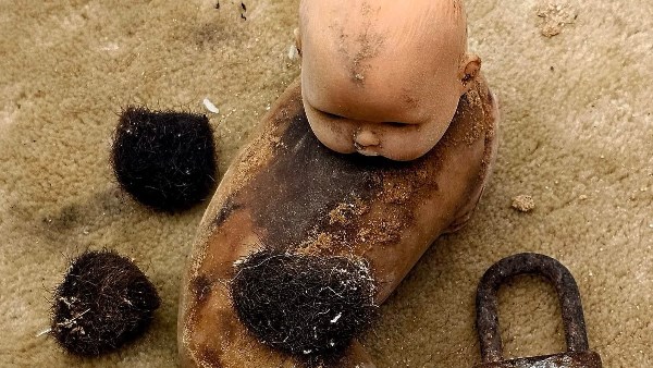 جانب من الأعمال والاسحار التي عثر عليها بسوهاج