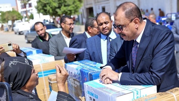 محافظ سوهاج يسلم 60 مشروعا للتمكين الإقتصادي لمحدودي الدخل