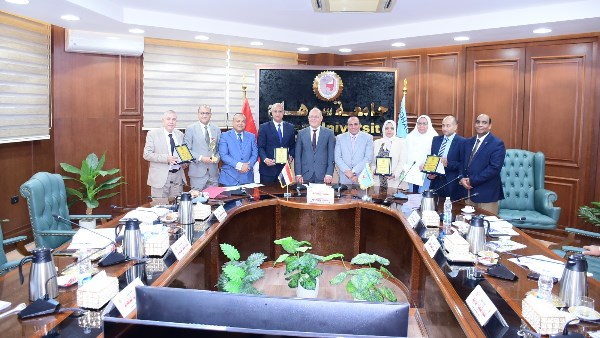 جامعة سوهاج تحتفل بالتميز المجتمعي.. وتكرم الكليات الفائزه في مسابقة خدمة وتنمية البيئة جامعة سوهاج تحتفل بالتميز المجتمعي.. وتكرم الكليات الفائزه في مسابقة خدمة وتنمية البيئة