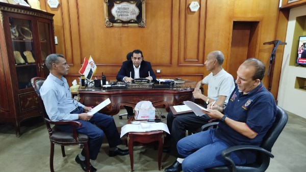 اجتماع نائب محافظ قنا 