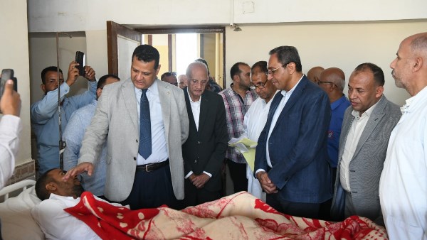 محافظ قنا يطمئن على الحالة الصحية لمصابي حادث أتوبيس عمال الألومنيوم