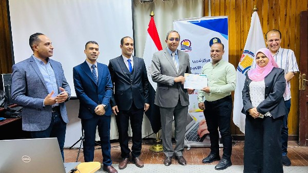 محافظ قنا يسلم شهادات الدورة التدريبية في التحول الرقمي