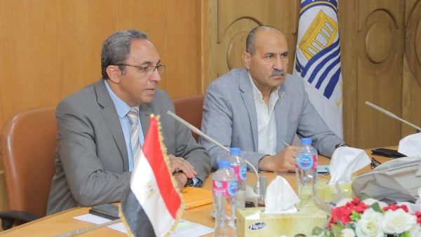 اجتماع محافظ قنا 