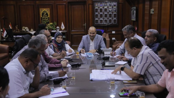 اجتماع السكرتير العام بقنا