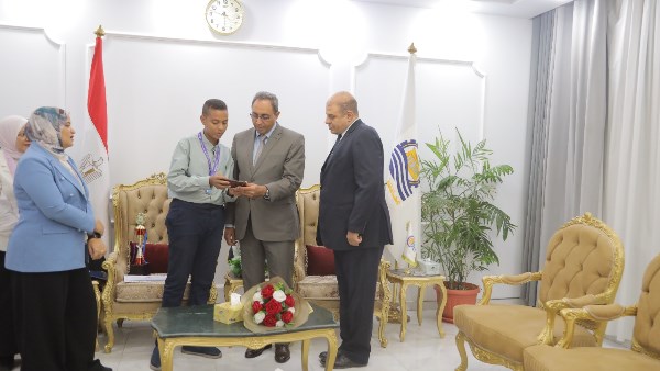 تكريم الطالب الفائز  تكريم الطالب الفائز