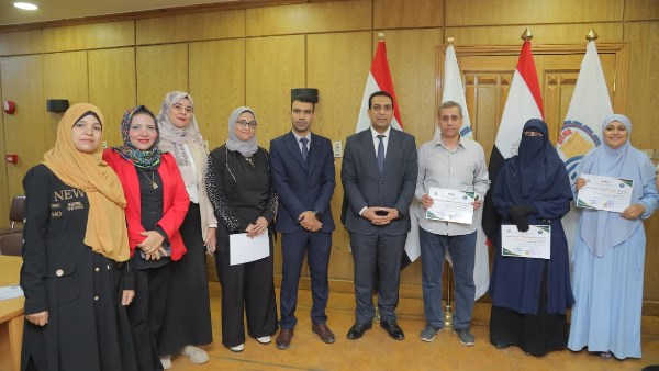 نائب محافظ قنا مع المكرمين نائب محافظ قنا مع المكرمين