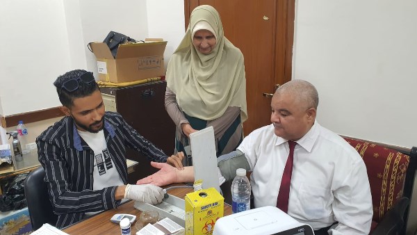 إجراء تحاليل طبية للعاملين بتعليم الأقصر في إطار مبادرة "100 يوم صحة"