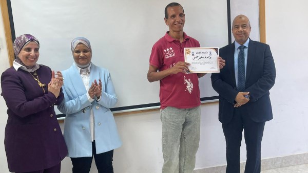 كلية العلوم بجامعة الأقصر تكرم أوائل الأقسام وأعضاء هيئة التدريس والموظفين المتميزين