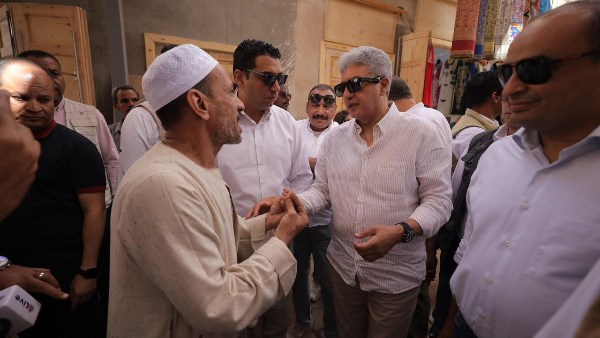 وزير السياحة والآثار يلتقي بائعي سوق قيسارية إسنا ويعد بدعم الحركة السياحية