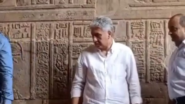 وزير السياحة والآثار يتفقد أعمال الترميم وإظهار الألوان بمعبد إسنا
