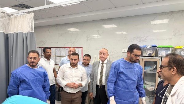محافظ الأقصر يتفقد المصابين في حادث الطريق الصحراوي الغربي ويوجه بصرف إعانات عاجلة.. شاهد
